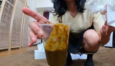 紙コップの中に下痢便
